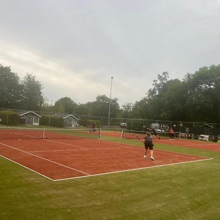 Rustig Chalet 4 Personen Op Recreatiepark De Friese Wadden Tzummarum Buitenzwembad Aanwezig Op Het Park Villa Eksteriør bilde