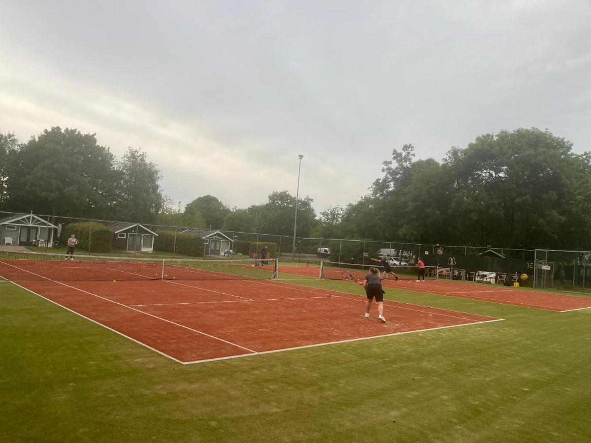 Rustig Chalet 4 Personen Op Recreatiepark De Friese Wadden Tzummarum Buitenzwembad Aanwezig Op Het Park Villa Eksteriør bilde